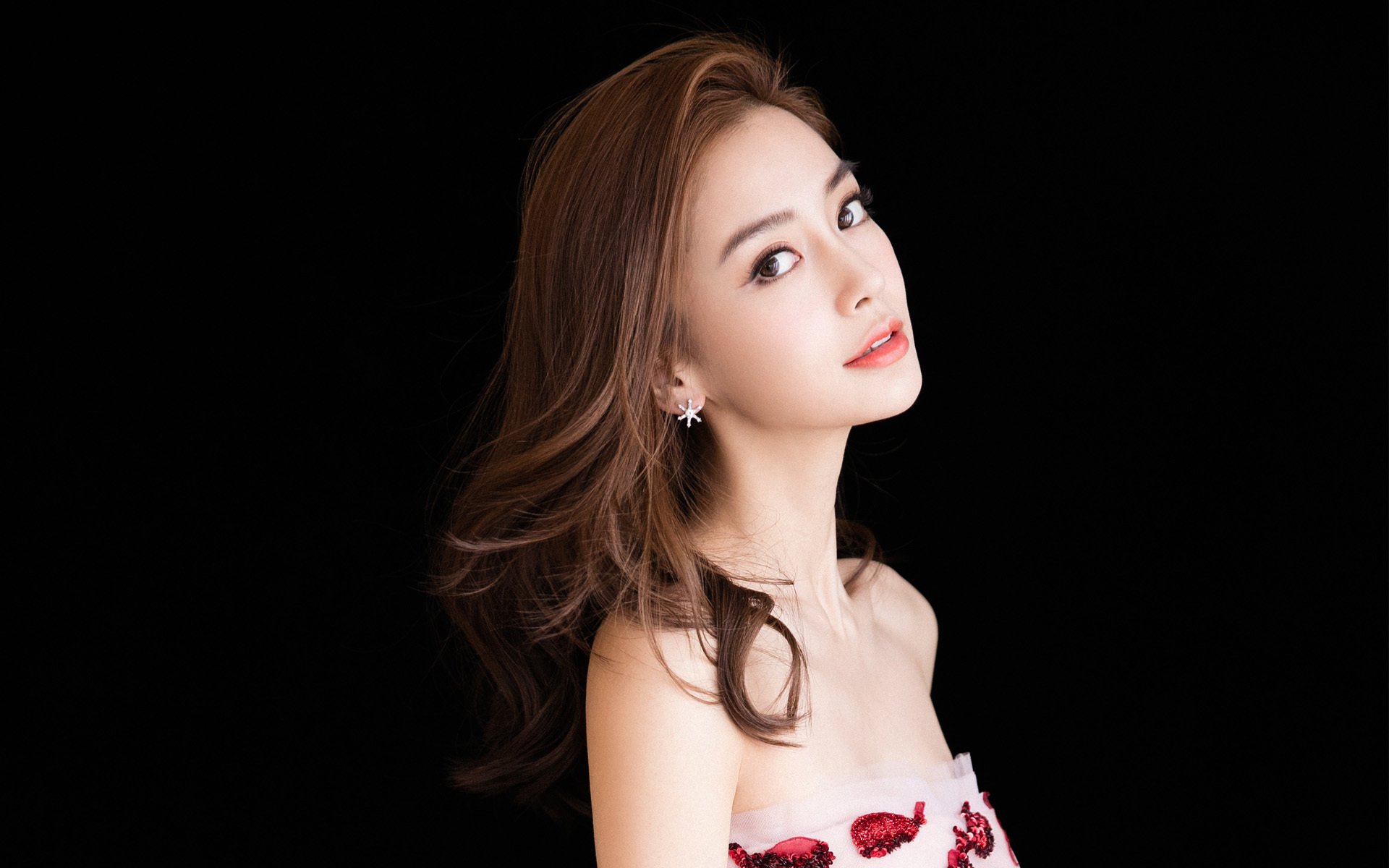 东契奇连线队友完成空接引爆全场，东契奇 集锦