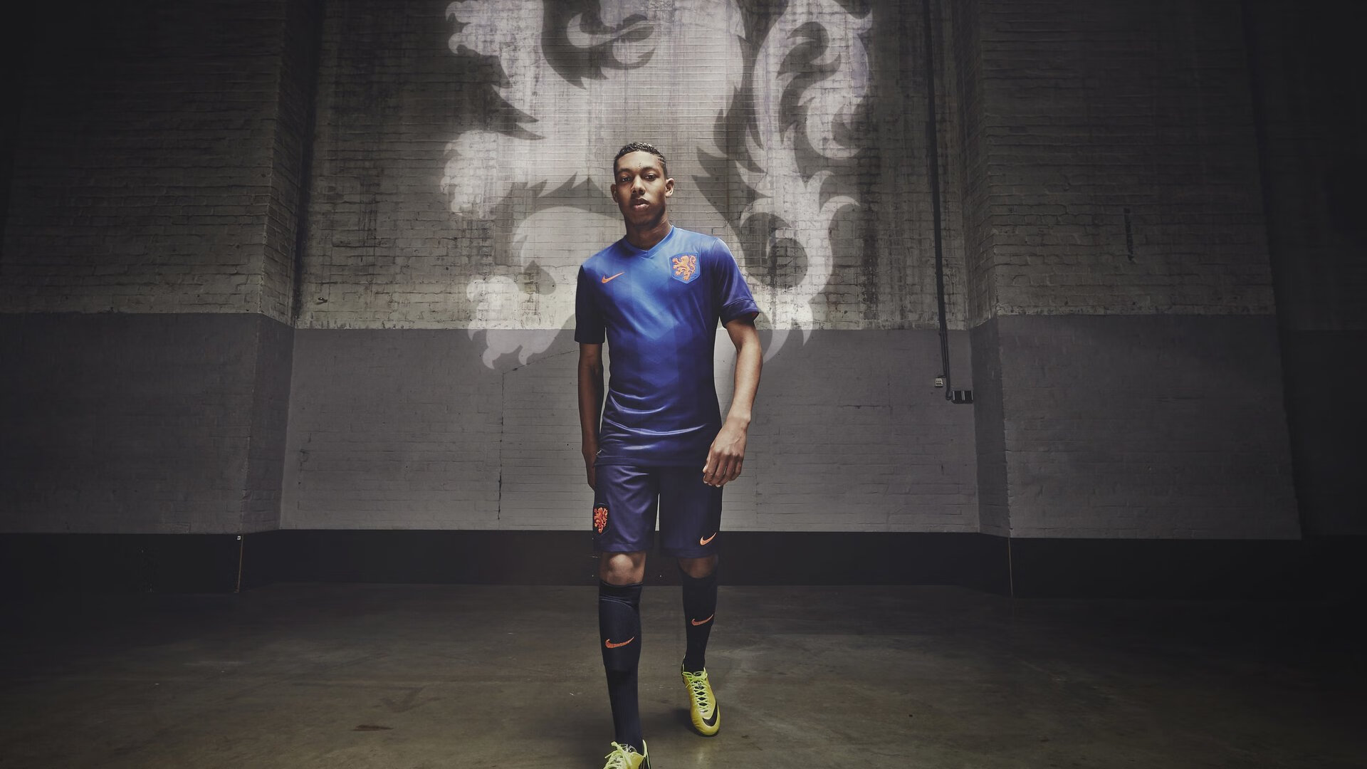 球员首次在主场宣布慈善项目，回馈家乡引发热议，球星赞助顺序